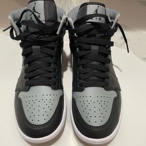 Nike Jordan 1 Mid Women’s - Size 9